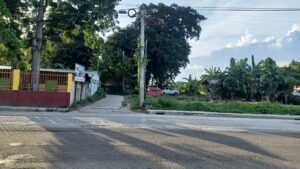 simala picutre of the property from the highway next to the public school 1